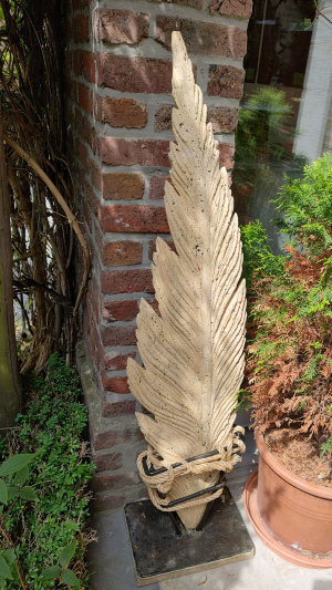 Dorian Vanhorenbeeck - Beige feather (Stone: Travertin italien)